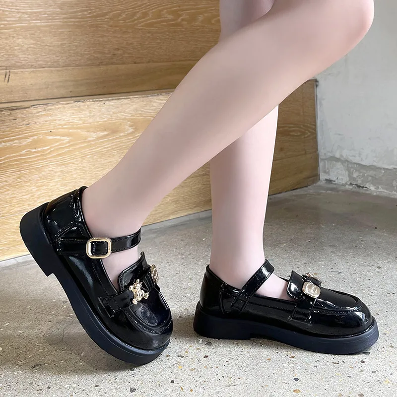 2022 Нова Кожена обувки За момичета, Модни детски обувки на плоска подметка от лачена кожа, Черни, Бели Реколта Ученически Размери 26-36, Детски сладки Обувки на Принцесата