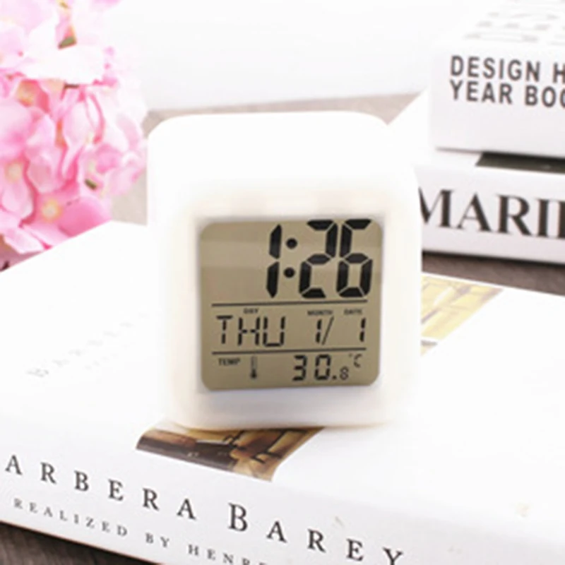 LED Digital alarm clock От Бяла Пластмаса 12/24-Часова Смяна на Часа на 7 Цвята Нежна нощна светлина Дисплей на Температурата Календар Часовник