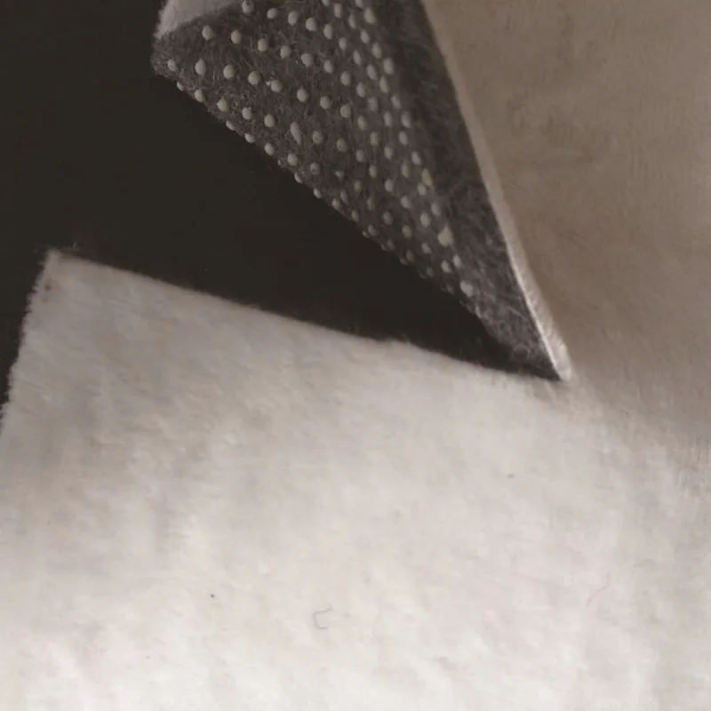 Модерен модерен външен килим с черни линии от тежки метали в хола