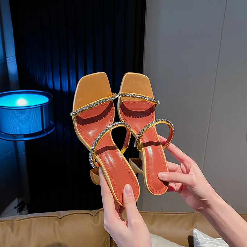 Нови летни сандали 2022 година трапецовидна форма на ток с кристали, чаша за вино, с квадратни пръсти, отворени дамски сандали с кръстосани кант