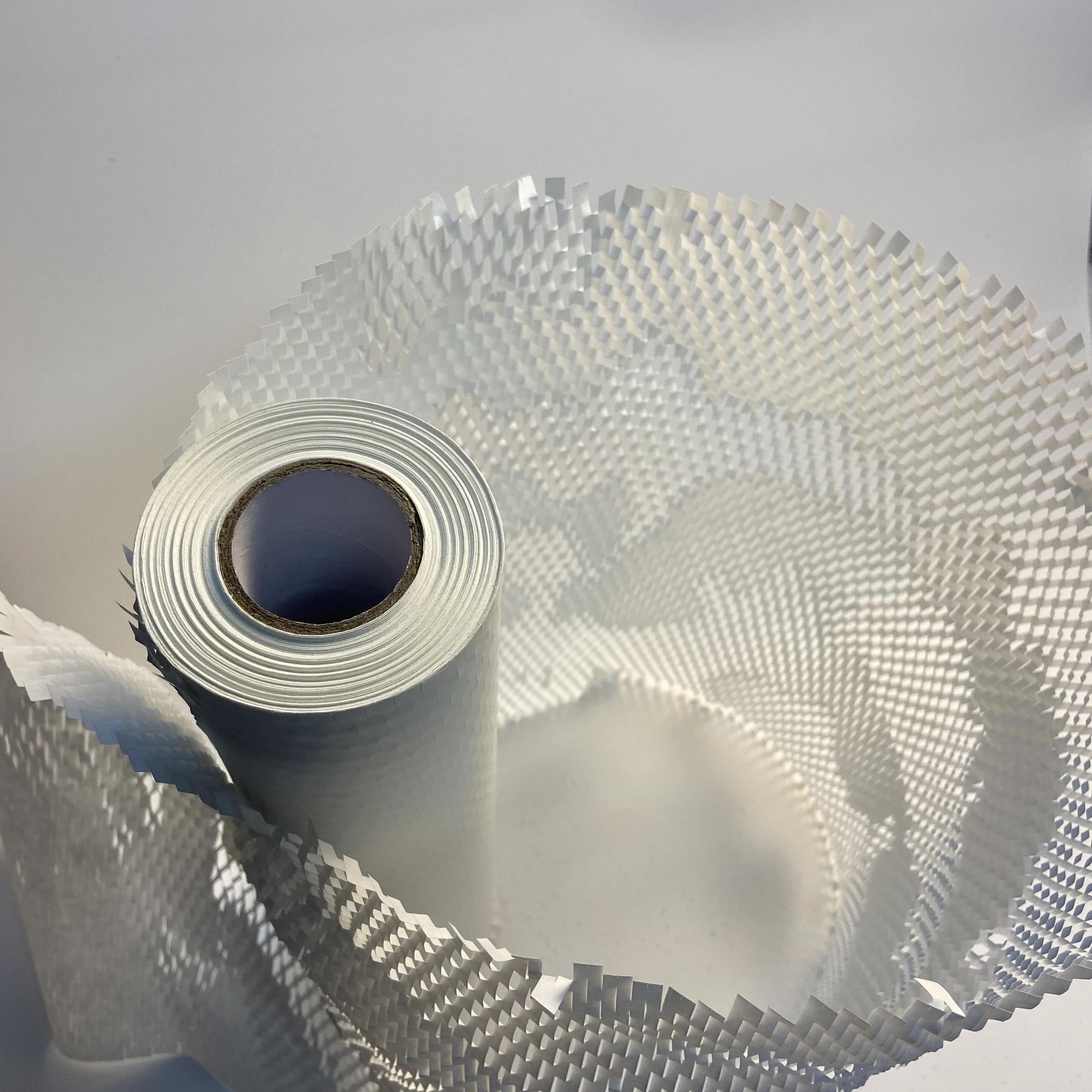 Осигуряване на лигавицата на руло обвивка на клетката, за да се движат опаковане на подаръци перевозкы на пратката обгръщащ, Ресиклабле ролка за опаковане на хартия защитен мехур