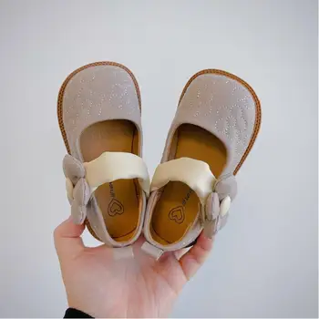 Пролет 2023 г., Нова детски обувки, обувки на принцесата с хубаво цвете за малки момичета, модни кожени обувки в корейски стил за момичета, бежовата