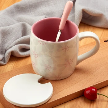 Розово Цвете Японската Керамична Чаша Mark с Капак Домакински Офис Дамски Художествена Кафе, Млечни Чаена Тенденция Проста Чаша Кафе, на Бутилка